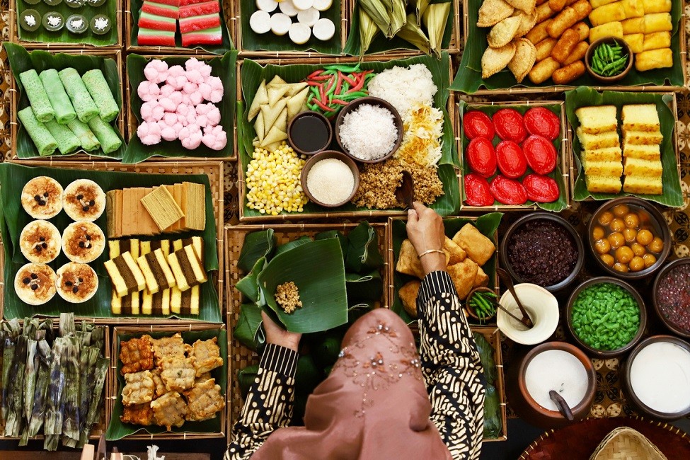 Takjil: Delicious and Meaningful Iftar Treats in Indonesia